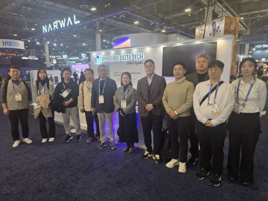 미국 라스베이거스에서 열린 세계 최대 IT·가전 전시회 CES 2026에서 신성덴타그룹 구자천 회장과 직원들이 기념 촬영하고 있다. 사진=신성텔타테크.