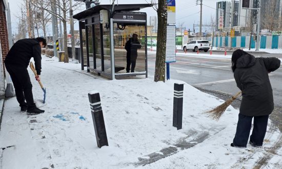 눈이 내린 다음 날인 지난 11일 오전 광산구 도산동 공직자들이 취약 구간을 중심으로 제설 작업을 진행하고 있다. 광산구 제공