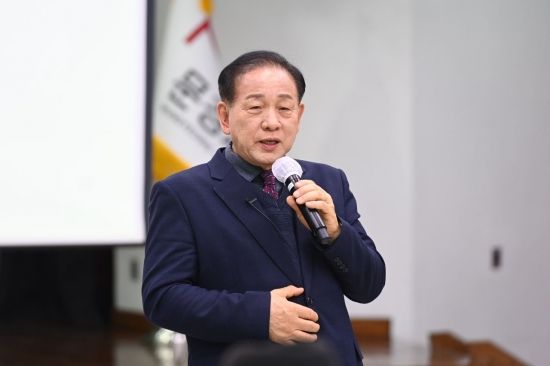 신현국 문경시장이 기자간담회에서 인사말을 하고 있다.