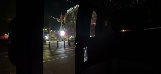 죽스 자율주행 택시가 라스 베이거스 도로를 달리는 동안 커다란 창문을 통해 외부의 모습을 볼 수 있다. 사진=백종민 테크 스페셜리스트