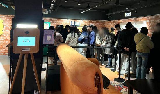 프렌즈 팝업 스토어 오픈 당일 이벤트에 참여하려는 고객들이 대기하고 있다. 스타벅스