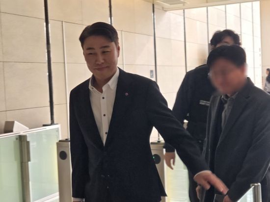 15일 오후 서울 송파구 롯데월드타워에서 열린 2026 상반기 VCM(Value Creation Meeting·옛 사장단 회의)에 참석하는 정현석 롯데백화점 대표이사 부사장. VCM공동취재단