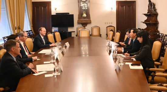 12일(현지시간) 회담하는 구윤철 경제부총리 겸 재정경제부 장관과 스콧 베선트 미국 재무부 장관.(출처:재정경제부)