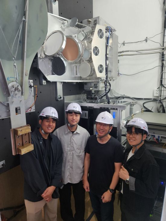 (왼쪽부터) 최준용·정우송 연구원, 김정원 교수, 백지훈 연구원. KAIST 제공