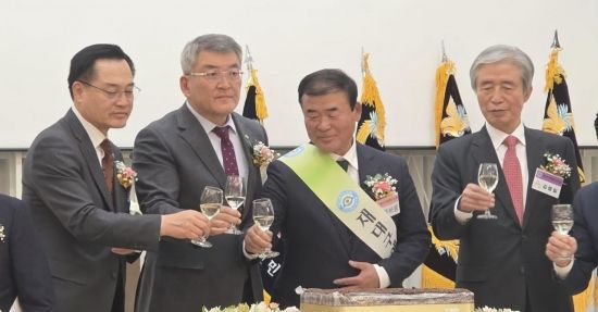 왼쪽부터 이동환 재대구경북도민회 회장, 김학동 예천군수, 정하웅 재대구예천군민회 회장, 김범일 전)대구광역시시장이 건배를 하고 있다. 권병건 기자