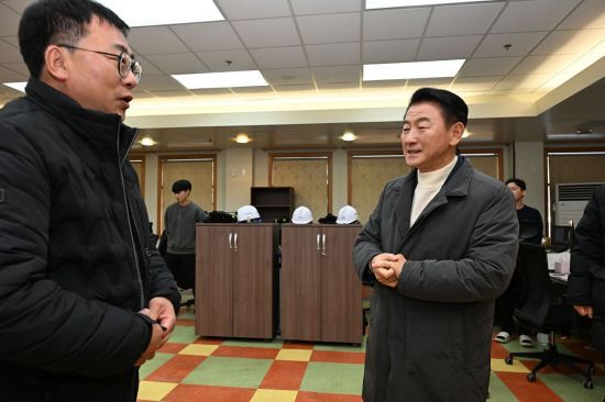 김동근 시장이 지난 14일 캠프 레드클라우드(CRC) 통과도로 현장을 점검한 뒤 CRC 내 정화사업 관련 업체 사무실에서 관계자와 이야기하고 있다. 의정부시 제공