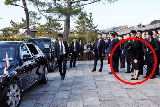 다카이치 총리가 14일 일본 나라현 호류지(법륭사) 방문을 마친 뒤 떠나는 이 대통령에게 고개 숙여 인사하고 있다. 연합뉴스