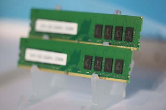 CES 개막 이틀째인 7일(현지시간) 미국 네바다주 라스베이거스 컨벤션센터(LVCC) 한 중국 기업 전시장에 SK하이닉스 메모리를 장착한 램이 전시돼 있다. 연합뉴스