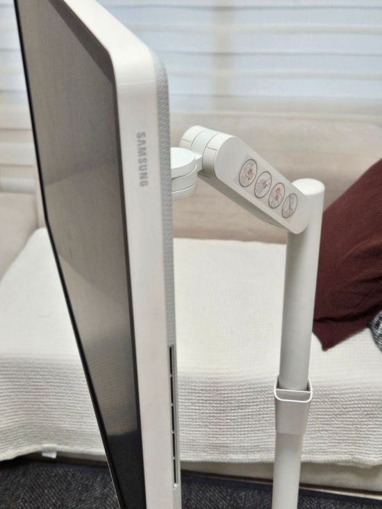 삼성전자의 무선 이동식 스크린 '더 무빙스타일'의 측면 로고와 스피커. 박준이 기자