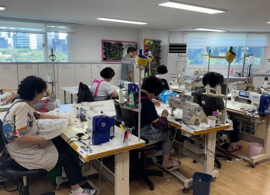 다복꾸러미 제작 중인 ‘할머니와 재봉틀’ 고양시니어클럽. 고양특례시 제공