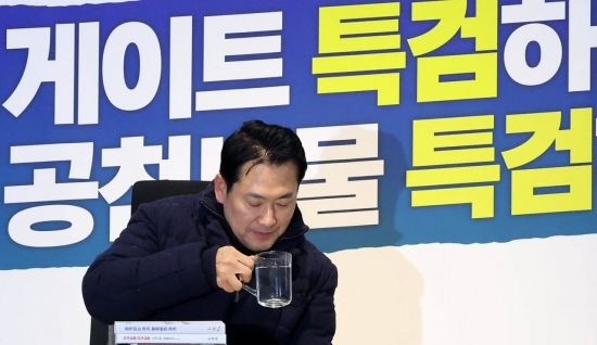 장동혁 국민의힘 대표가 16일 국회 로텐더홀에서 통일교 및 공천헌금 의혹에 대한 '쌍특검법' 수용을 촉구하며 단식 농성을 이어가고 있다. 김현민 기자