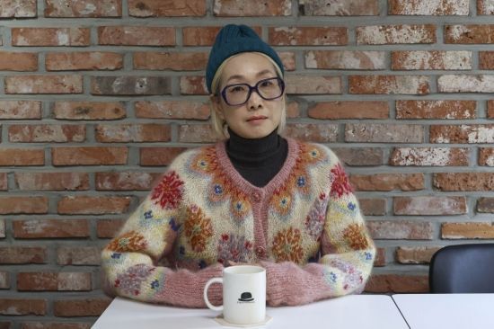 만욱(박경화, MANWOOK) 회화미술작가가 5일 서울 서초구 한 카페에서 인터뷰에 앞서 포즈를 취하고 있다. 강진형 기자