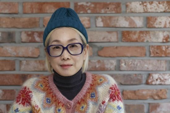 만욱(박경화, MANWOOK) 회화미술작가가 5일 서울 서초구 한 카페에서 인터뷰에 앞서 포즈를 취하고 있다. 강진형 기자