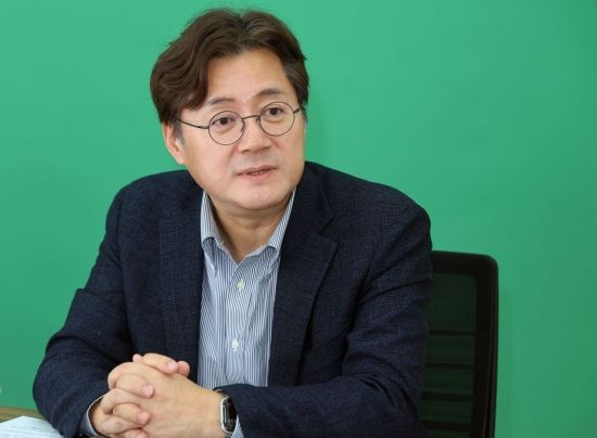홍익표 전 더불어민주당 원내대표가 아시아경제 본사에서 AK라디오에 출연, 소종섭 스페셜리스트와 인터뷰하고 있다. 허영한 기자