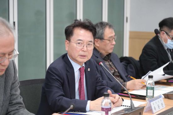 육동한 춘천시장이 춘천시 디지털지역의료혁신추진단 자문회의를 개최하고 있다. 춘천시 제공