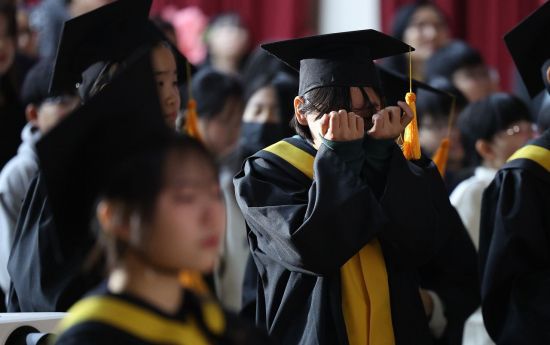 지난 5일 대구 달서구 월곡초등학교에서 열린 졸업식 및 폐교식에서 한 6학년 학생이 눈물을 흘리고 있다. 월곡초는 오는 3월 학령인구 감소를 이유로 폐교하며, 이날 제33회 졸업식과 함께 폐교식을 열었다. 연합뉴스