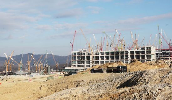 9일 경기도 용인시 처인구 원삼면 용인반도체클러스터 일반산업단지 공사현장에서 분주하게 공사가 진행되고 있다. 연합뉴스.