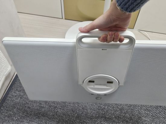 삼성전자의 무선 이동식 스크린 '더 무빙스타일'의 스크린을 탈착해 이동 중인 모습. 박준이 기자