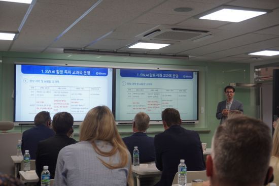 한국을 방문한 덴마크 사립학교 교장단이 지난해 9월 대전과학고등학교를 방문해 설명을 듣고 있다. 주한덴마크대사관