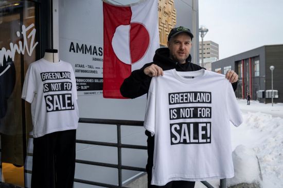 그린란드 누크의 한 상인이 14일(현지시간) '그린란드는 팔지 않는다(Greenland is not for sale)'는 문구가 적힌 티셔츠를 손에 들고 있다. 지난해 1월 여론조사에서 그린란드 주민 85%는 "미국 편입에 반대한다"고 밝혔다. 로이터연합뉴스