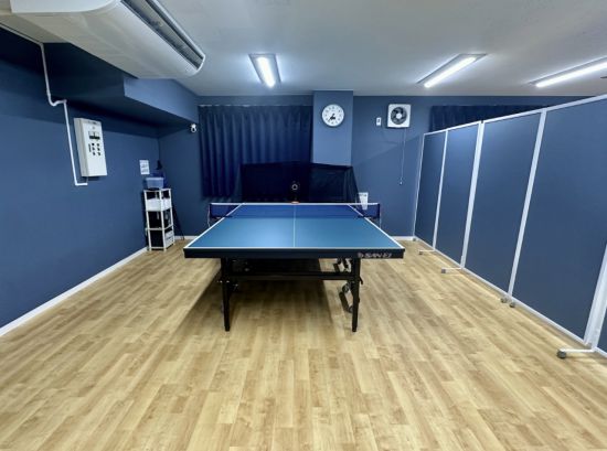 탁구장 프랜차이즈 '스마트탓큐짐'에 마련된 1인용 탁구 공간. 기계에서 나오는 탁구공을 혼자서 칠 수 있도록 했다. 스마트탓큐짐.