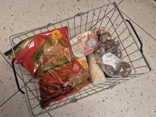 맥심 카본씨의 장바구니. 매콤한 돼지갈비를 만들기 위한 재료들이 장바구니에 담겨있다. 이민지 기자.