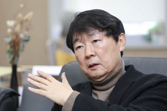 신관호 한국금융학회장이 지난 7일 서울 성북구 고려대학교 정경관에서 인터뷰 하고 있다.