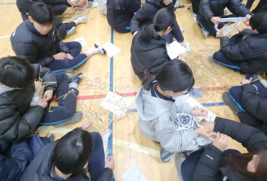 고양중학교 JUMP UP 프로젝트 새벽이생추어리 놀이감 만들기 활동. 고양특례시 제공