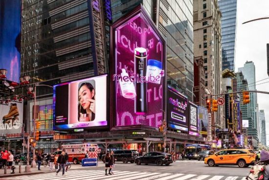 메디큐브 미국 뉴욕 타임스퀘어 옥외광고 사진. 에이피알 제공.