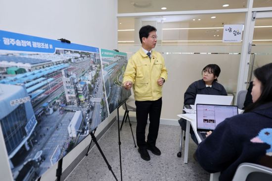 박병규 광산구청장이 20일 구청 1층 모두의 쉼터에서 기자 차담회를 열고 광주송정역 광장 확장 사업 필요성을 설명하고 있다. 광주 광산구 제공