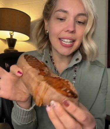 치즈 등을 곁들여 군고구마를 먹는 방법을 소개하는 인플루언서 코트니 쿡. 틱톡