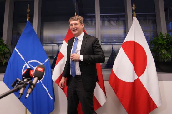 트뢸스 룬드 포울센 덴마크 국방부 장관이 19일(현지시간) 벨기에 브뤼셀의 나토(NATO) 본부에서 취재진의 질문에 답하기 위해 입장하고 있다. AP연합뉴스