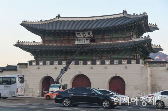 8일 오전 서울 종로구 광화문에서 인부들이 현판을 점검하고 있다. 광화문 현판은 지난 여름 색상 과학적 분석 연구를 위해 실물 크기 실험용 현판 촬영 작업을 진행 했다./강진형 기자aymsdream@