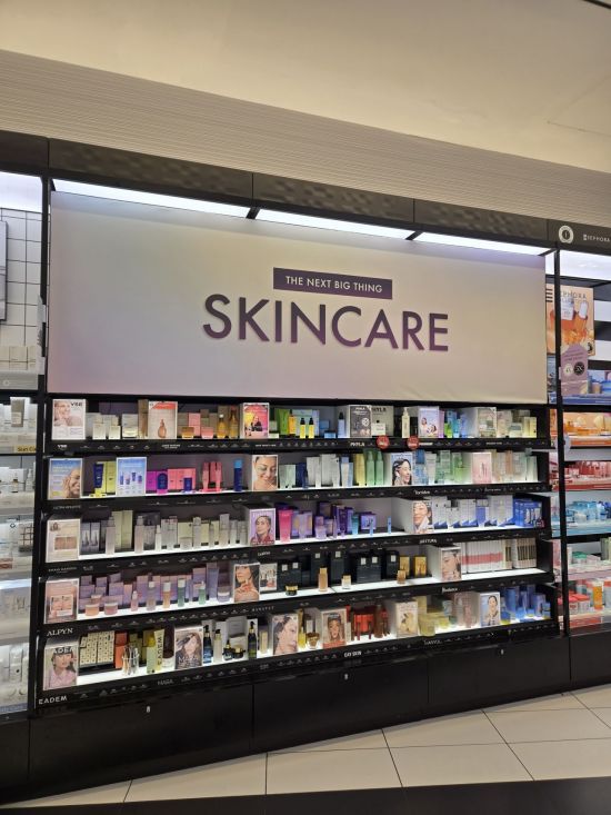 15일(현지시간) 미국 뉴욕 맨해튼 타임스퀘어 인근의 화장품 편집숍 세포라 매장 한쪽 벽면에 한국 화장품 브랜드가 진열돼 있다. 뉴욕=권해영 특파원