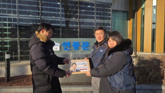 정성혜 시선제노조 위원장(오른쪽)과 김정국 부위원장이 20일 청와대 관계자에게 ‘시간선택제 채용공무원 제도 폐지’ 촉구 서한을 전달하고 있다. 시선제노조 제공.