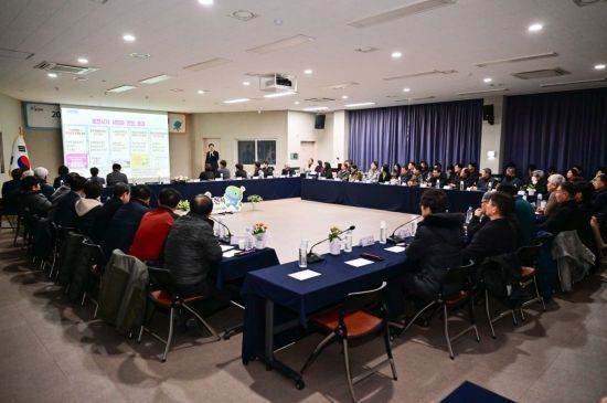 백영현 포천시장이  지난 8일부터 14개 읍면동을 순회하며 운영한 공감·소통 간담회를 진행하고 있다. 포천시 제공