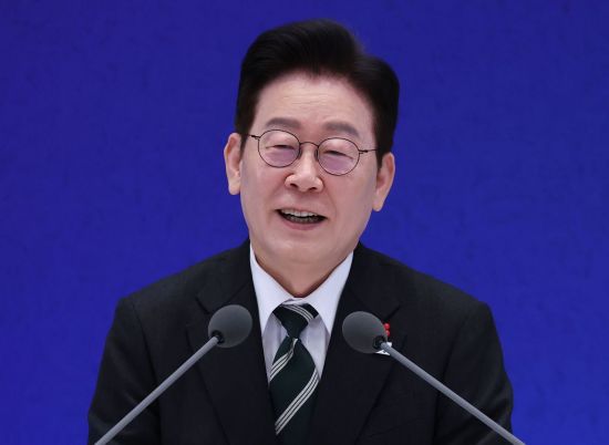 이재명 대통령이 21일 청와대 영빈관에서 열린 신년기자회견에서 취재진 질문에 답하고 있다. 연합뉴스