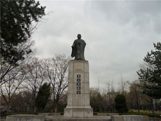 효창공원에 있는 원효대사 동상. 장충단공원 이준 열사 동상과 함께 오세훈 시장의 배우자인 송현옥 교수의 부친 고 송영수 조각가의 작품이다.