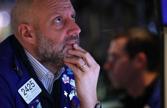 20일(현지시간) 미국 뉴욕증권거래소(NYSE) 거래장에서 트레이더가 업무를 보고 있다. AFP연합뉴스