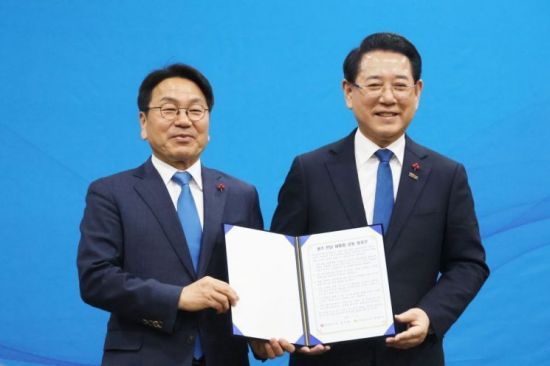 강기정 광주시장(왼쪽)과 김영록 전남지사가 지난 9일 광주 김대중컨벤션센터에서 ‘광역지방정부 출범을 위한 공동발표문’을 발표한 뒤 기념촬영을 하고 있다. 송보현 기자