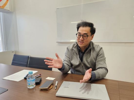 김형우 CJ푸드재팬 운영본부장이 본지 기자와 인터뷰하고 있다. 박재현 기자