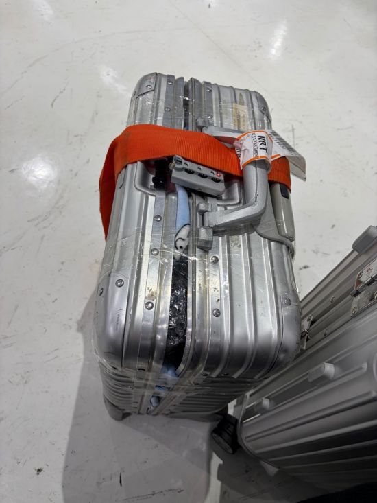 일본 공항에 심각하게 부서진 상태로 도착한 캐리어. 온라인 커뮤니티