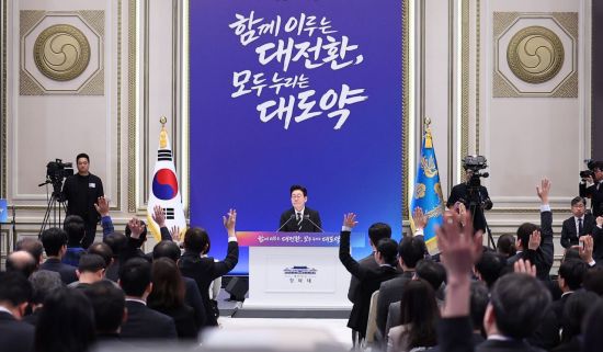 이재명 대통령이 21일 청와대 영빈관에서 열린 신년기자회견에서 취재진의 질문을 받고 있다. 연합뉴스