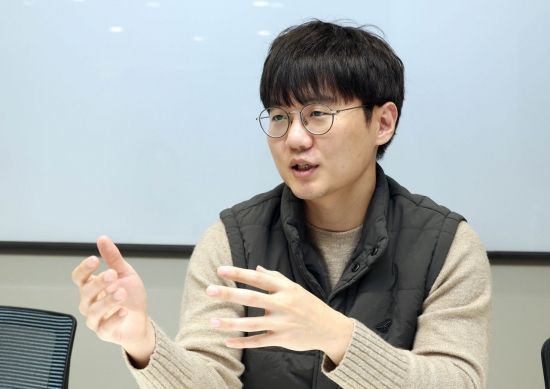 임정환 모티프테크놀로지스 대표가 서울 서초구 강남빌딩에서 아시아경제와 인터뷰 하고 있다. 조용준 기자