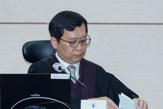 이진관 부장판사가 30일 서울 서초구 서울중앙지법에서 열린 한덕수 전 국무총리 내란 우두머리 방조 및 위증 등 혐의 사건 첫 재판에서 발언하고 있다. 사진공동취재단연합뉴스
