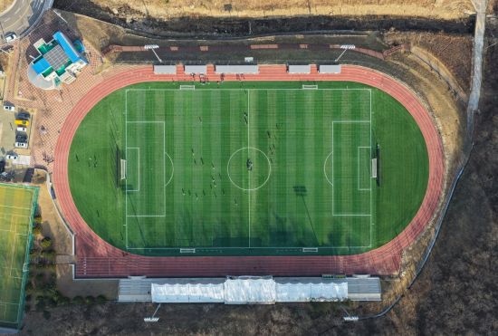울진 백암축구장에서 진행 중인 축구 전지훈련에 참가한 선수들이 체력 강화와 조직력 다지기에 집중하며 구슬땀을 흘리고 있다.