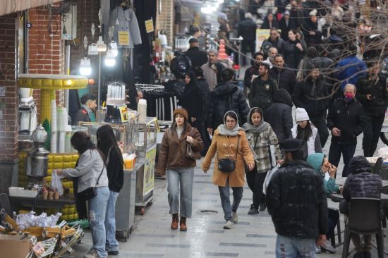 이번 시위의 직접적 원인은 급격한 경제 악화다. 이란 화폐 리알화 가치가 폭락하면서 물가가 치솟았다. 로이터연합뉴스