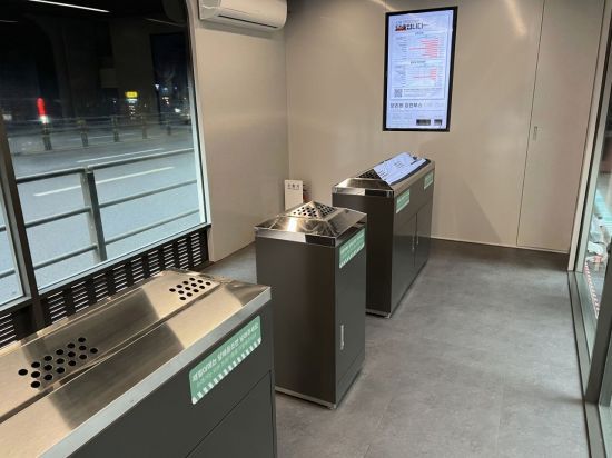 강남구 분리형 흡연부스 내부. 강남구 제공.