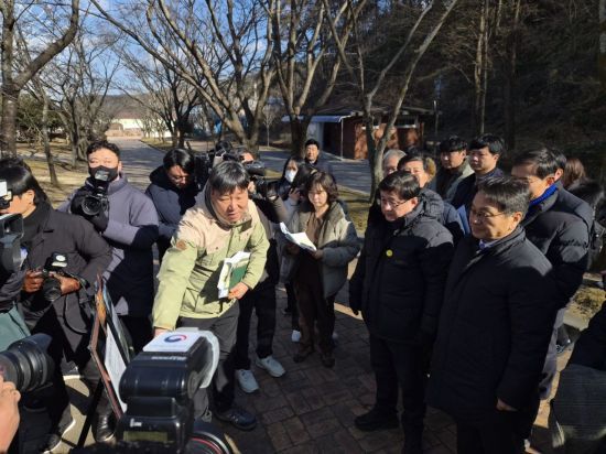 성창민 우치공원관리사무소장이 22일 오후 광주 북구 우치동물원에서 김성환 기후에너지환경부 장관과 강기정 광주시장에게 판다 입식 계획안에 대해 설명하고 있다. 송보현 기자