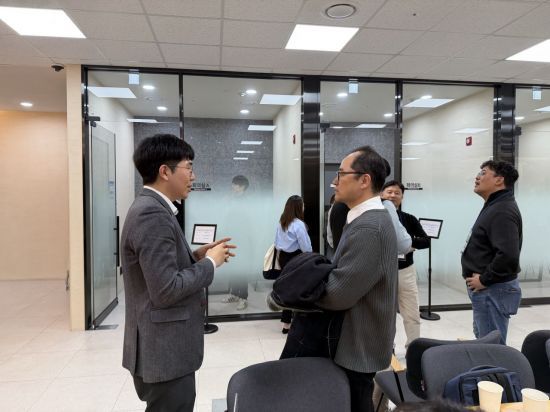 'POSTECH ICT·소재·부품·장비 딥테크 스타트업 부스터업 IR 데모데이' 행사에서 참석자들이 네트워킹을 진행하고 있다. 포스텍 창업지원팀